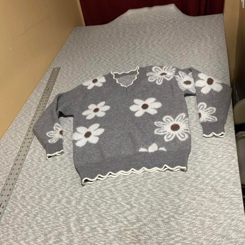 Gray/white sweater with white daisy flowers women L ( no brand tag). SKU-B412